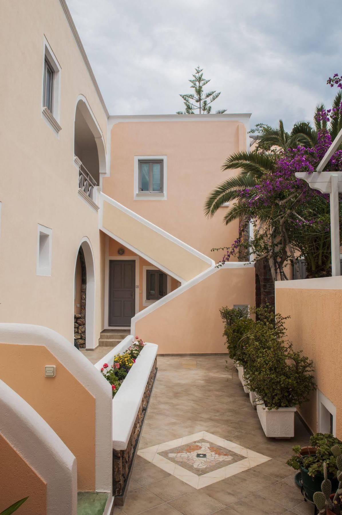 Polydefkis Kamari (Santorini)
